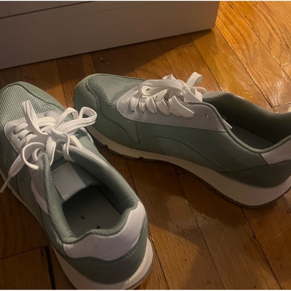 Light green sneakers with white laces - Picture 2 of 10